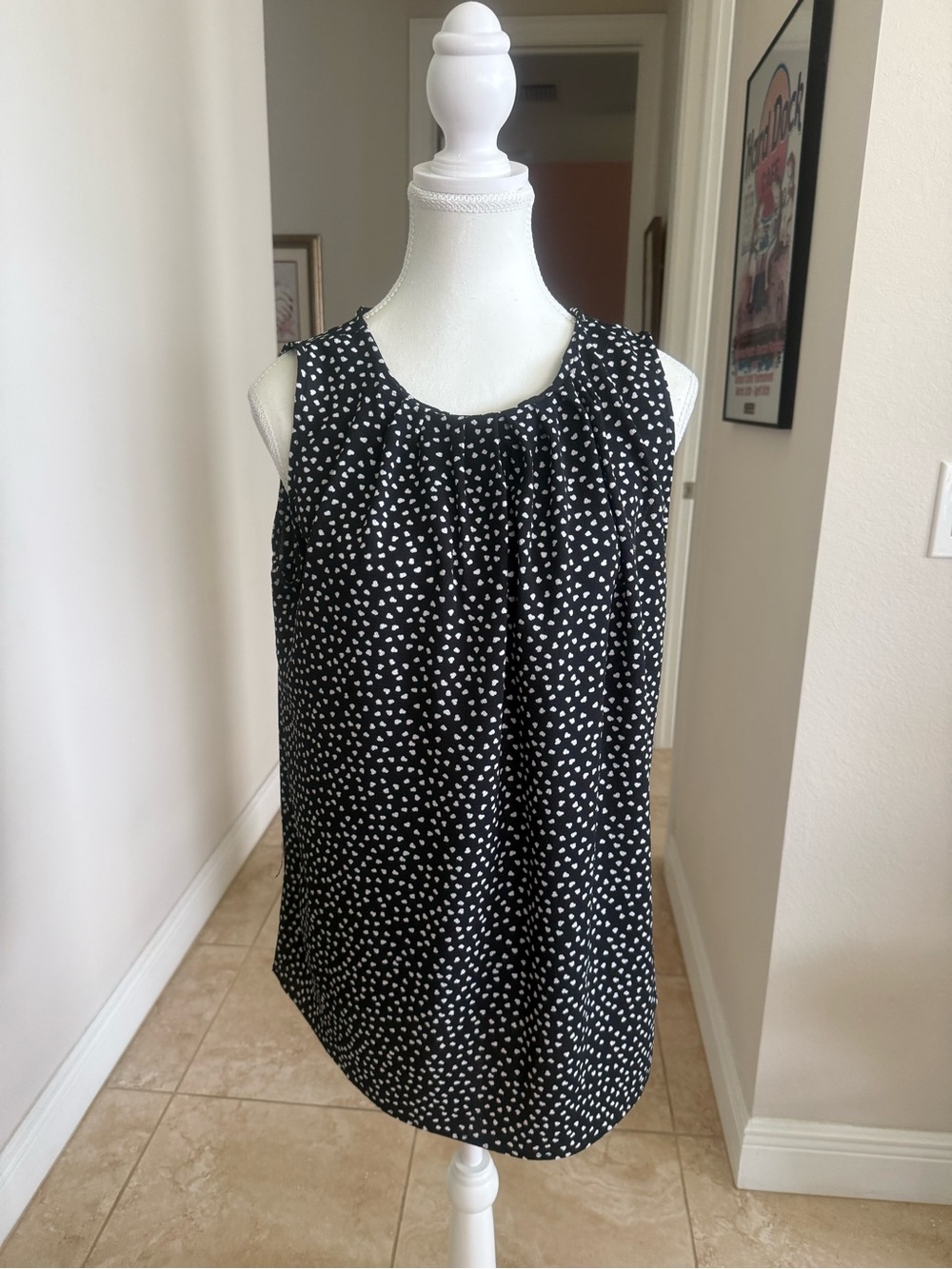Sleeveless Black & White Heart Print Shell Top